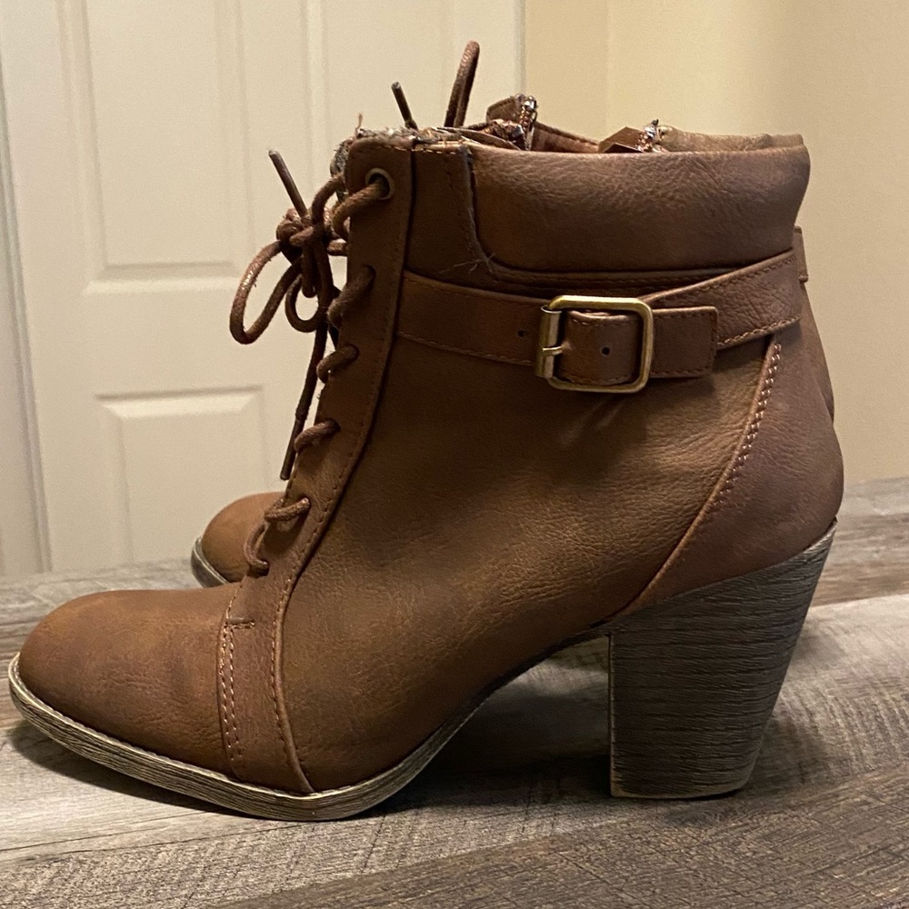 Daisy Fuentes Bootie